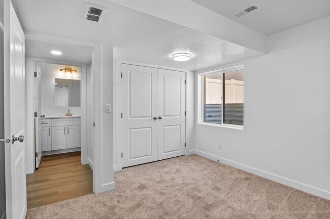 Building Photo - 2464 N Fernleaf Dr - 2646 Fern Leaf (Basement