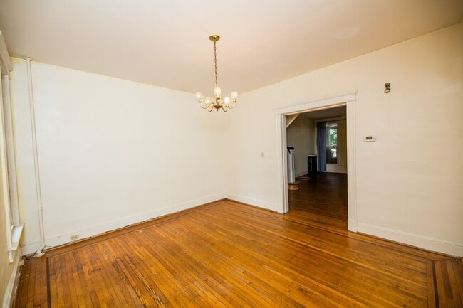 Building Photo - 2026/2027 JHU Off-Campus Charles Village 3bd/1ba Rowhouse w/ W/D!! Available 6/9/26