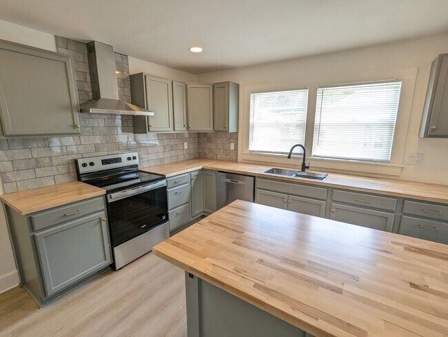 Building Photo - 108 Brown St