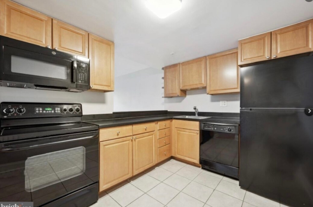 Open, eat-in kitchen - 2001 Hamilton St