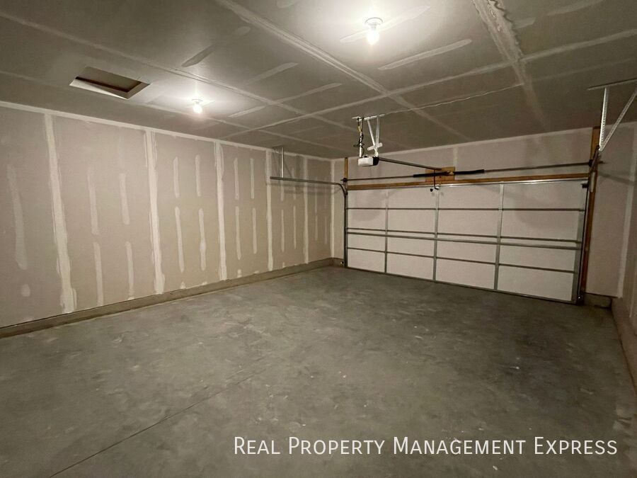 Building Photo - 3 Bed 2.5 Bath Townhome in West Sioux Falls