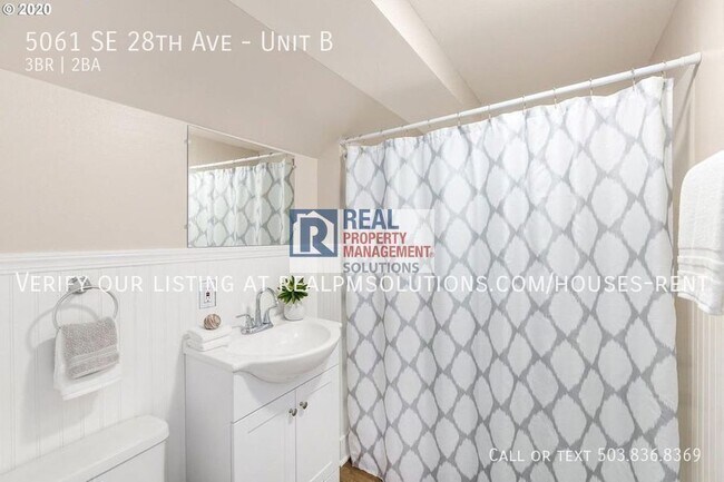 Building Photo - 5061 SE 28th Ave