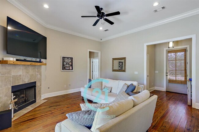 Building Photo - Beautiful 4 bedroom, 2 bathroom house in B...