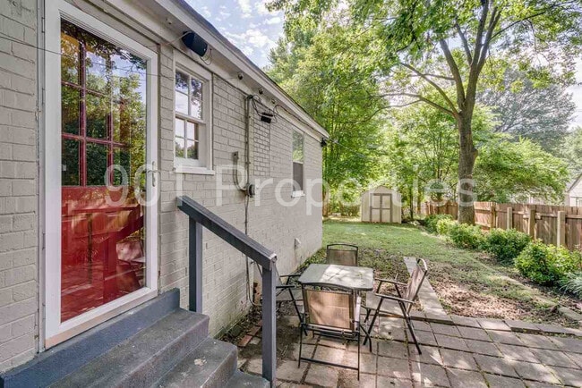 Building Photo - 81 S Larchmont Dr