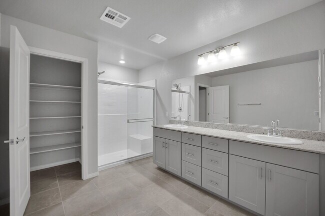 Building Photo - Gorgeous 5 Bedroom home!