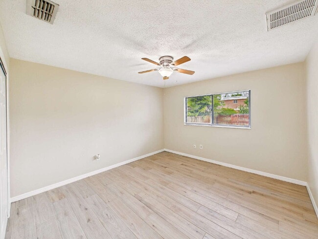 Building Photo - Single-Family Home in Fort Myers | 3 Beds,...
