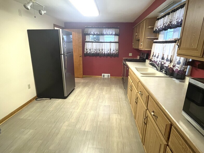 Building Photo - 935 Marshall Dr