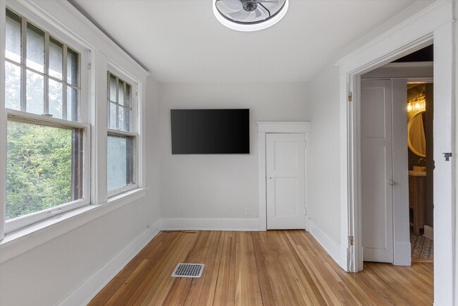 Building Photo - 3 Bedroom; 2 Bathroom near Hanscom Park!