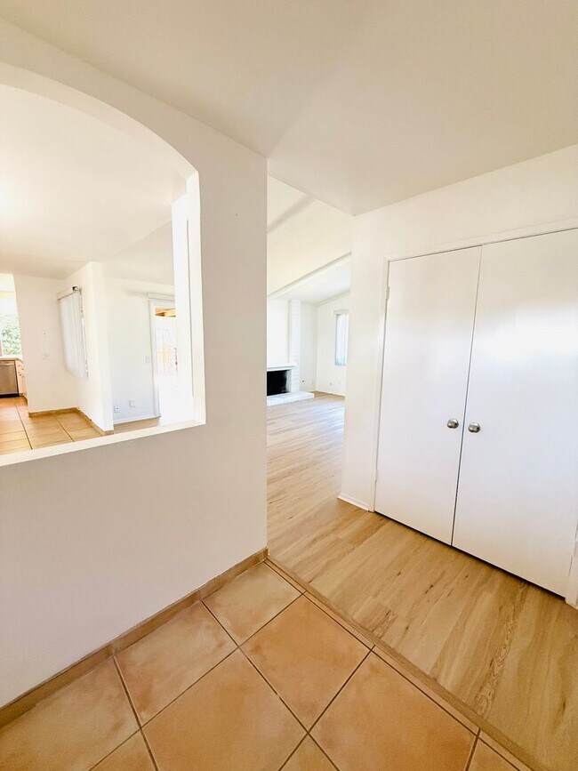Building Photo - charming single-story 3-bedroom, 2-bathroo...