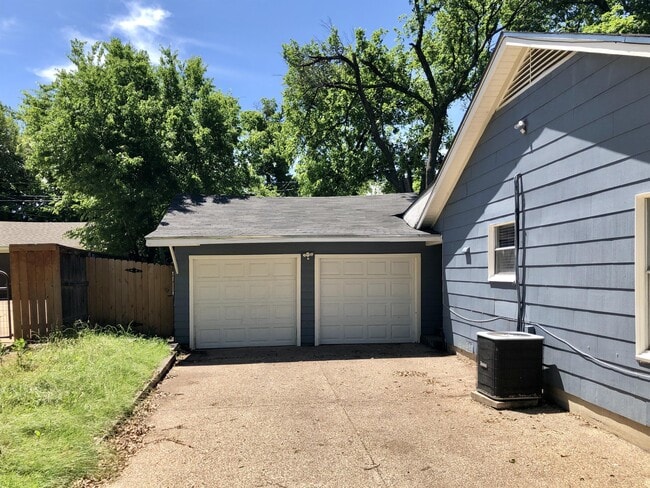 Building Photo - 3128 Lyle Ave