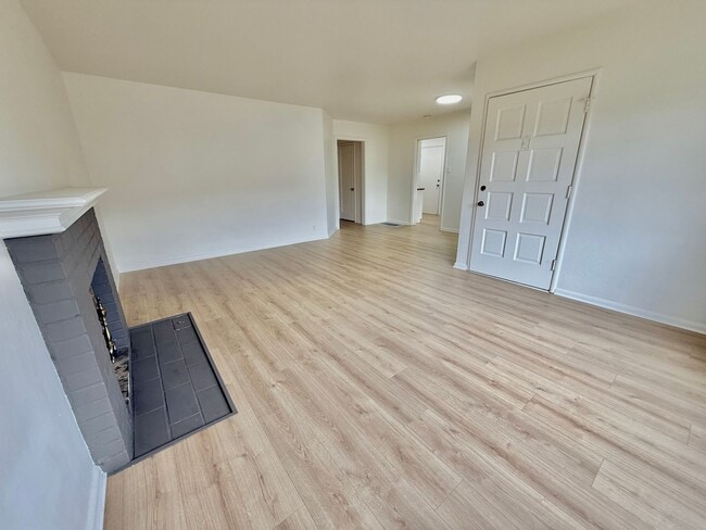 Building Photo - Updated El Cerrito Home with New Kitchen Appliances, Private Deck & Great Walkability