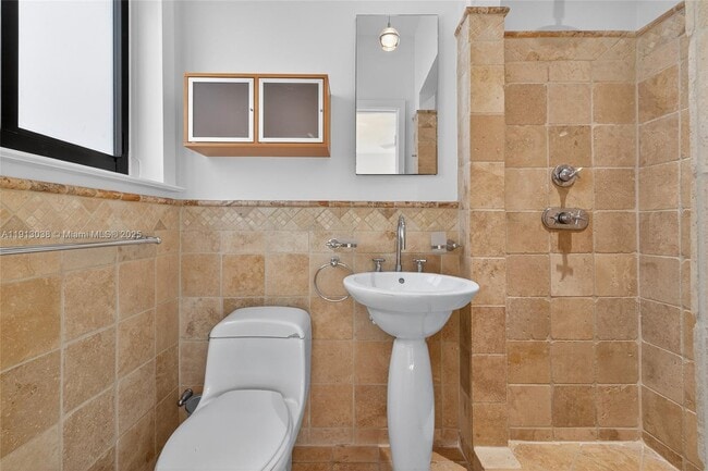 Building Photo - 465 NE 52nd St