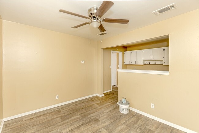 Building Photo - 905 Sarrazin Ave