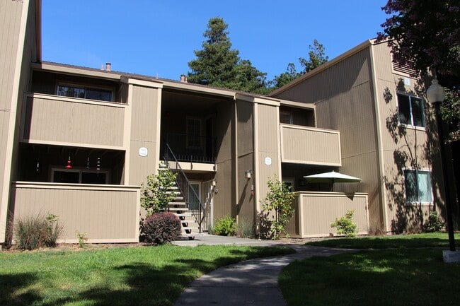Building Photo - Available now! Studio apartment!