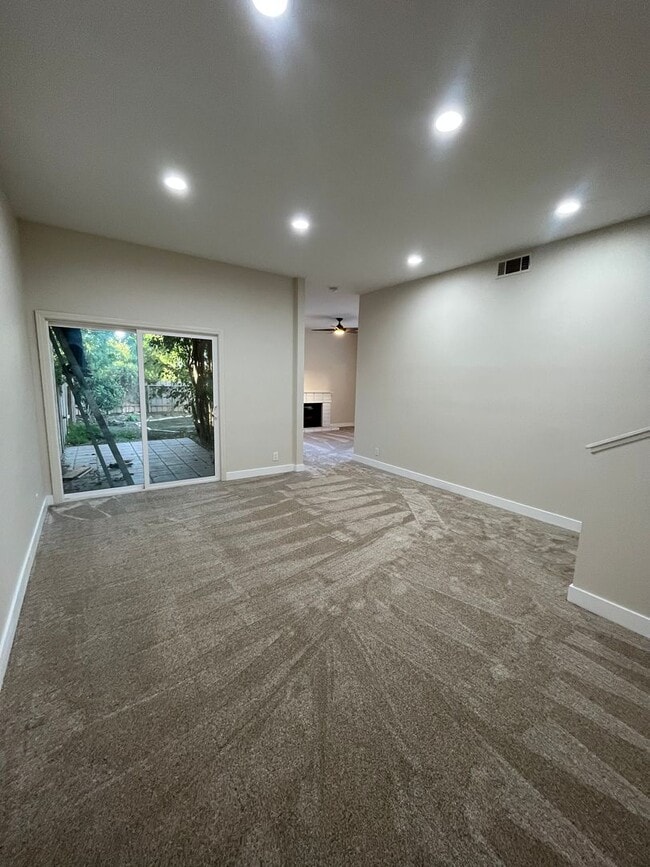 Building Photo - Light-Filled Living on a Peaceful Cul-De-Sac