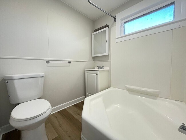 Building Photo - 55 Henriette St
