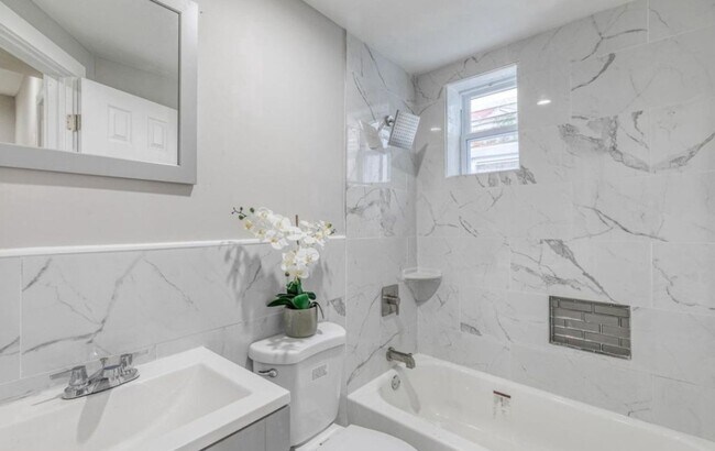 Building Photo - Luxurious 4-Bed/2-Bath Townhome in Cecil B. Moore! Available NOW!