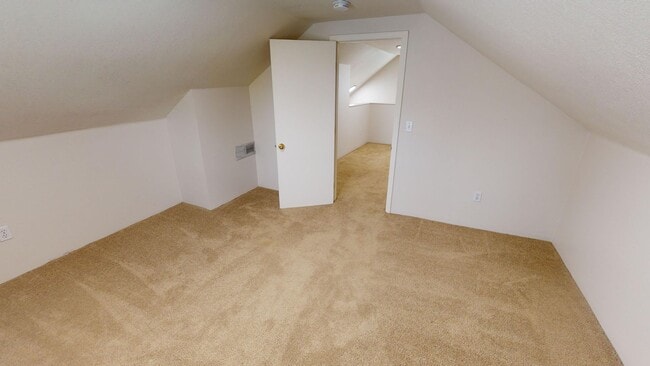 Building Photo - Beautiful Sellwood Bungalow in One of Portland's Most Desirable Neighborhoods. Pet friendly!