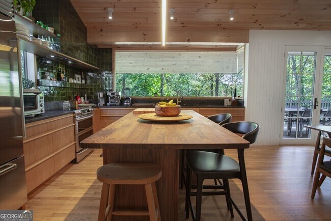 Building Photo - 8885 Bay Dr