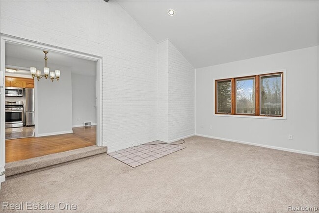 Building Photo - 2360 Pine View Dr