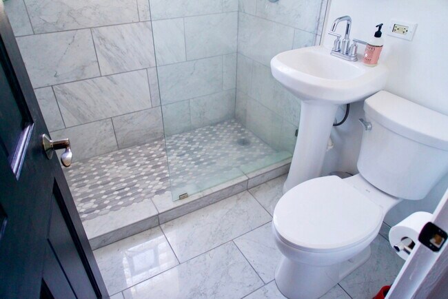 Building Photo - 1010 N Kedzie Ave