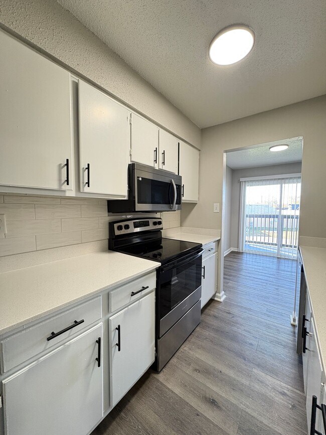 Building Photo - Remington On Rockville Living