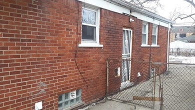 Building Photo - 18086 Dequindre St