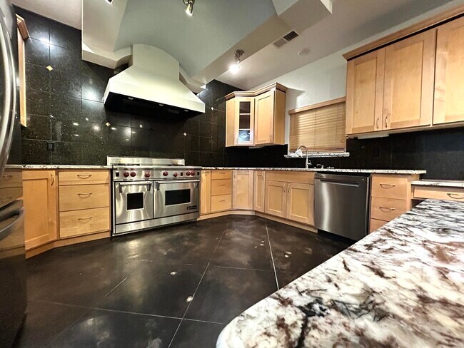 Building Photo - 1001 Pinzon St NW