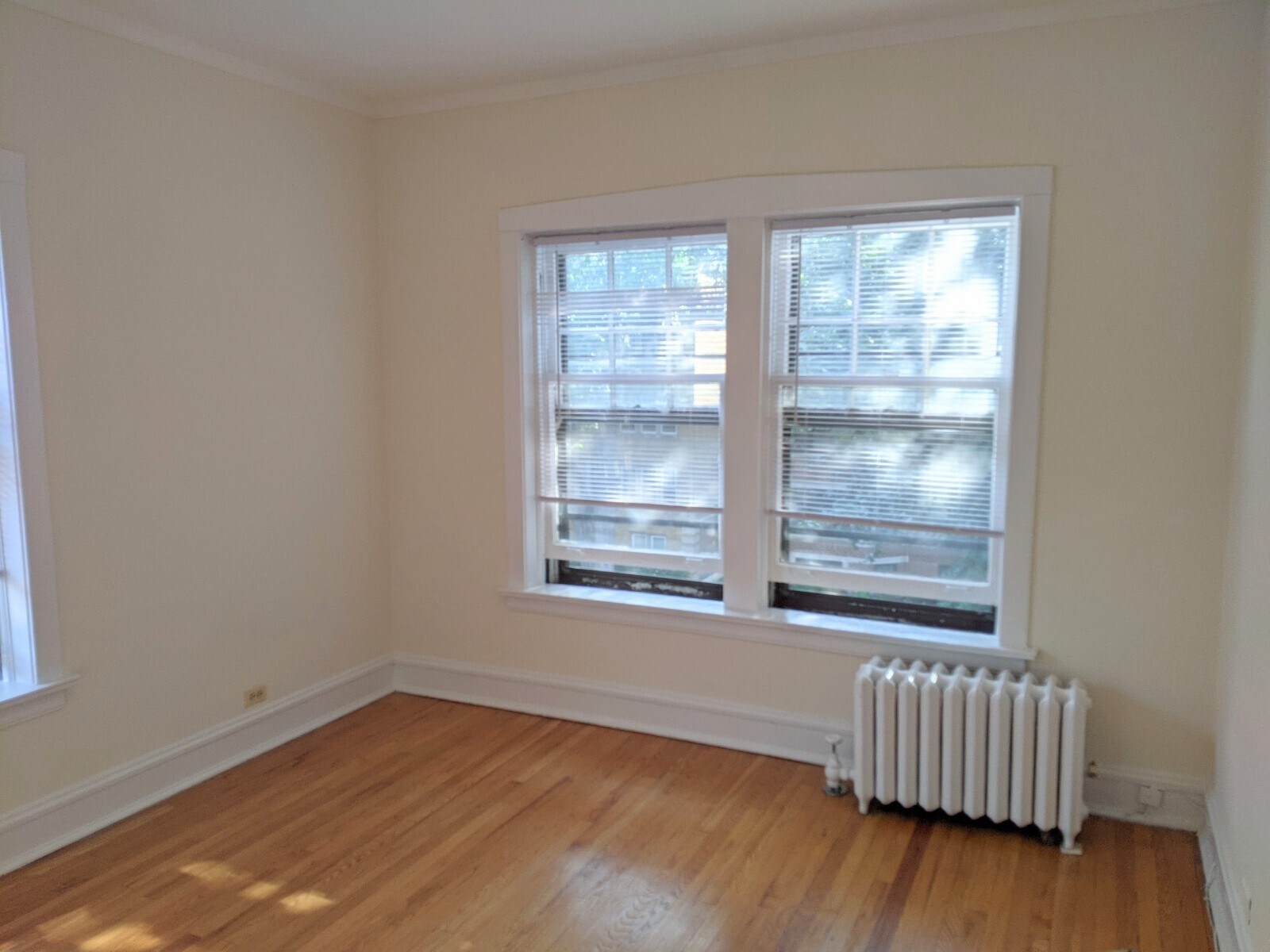 Building Photo - 731 Hinman Ave