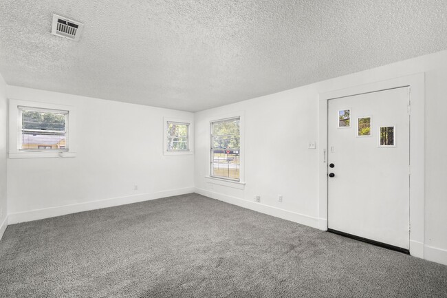 Building Photo - 904 Mansfield St
