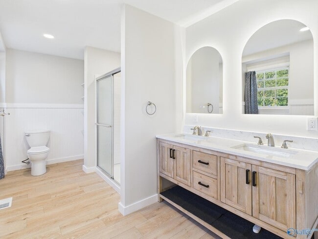 Building Photo - 2521 Lancelot Dr SE