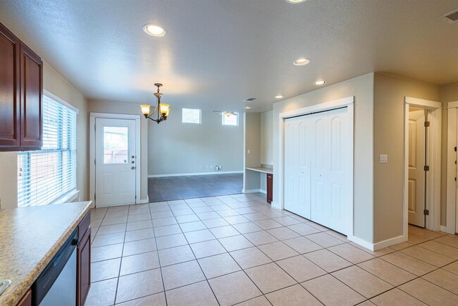 Building Photo - 2102 Laura Ct