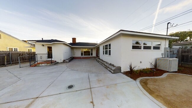 Building Photo - Big Bedrooms,  Great Yard!