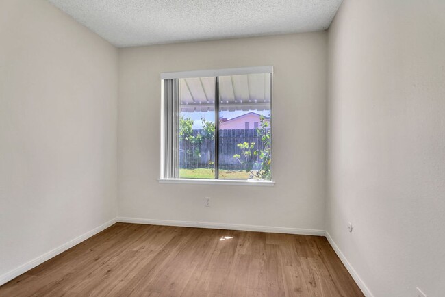 Building Photo - Great single level home in Mira Mesa.  Ava...
