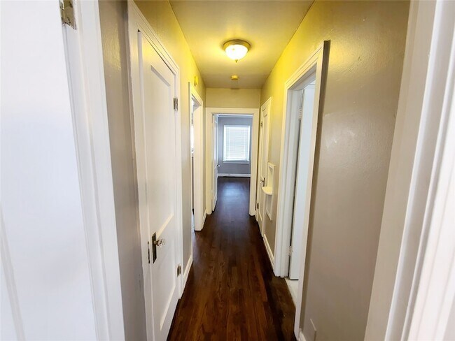 Building Photo - 5920 La Vista Dr
