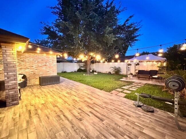 Building Photo - 1109 Sapphire St