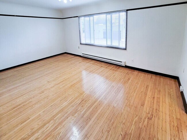 Building Photo - 6209 1/2 15th Ave NW-202