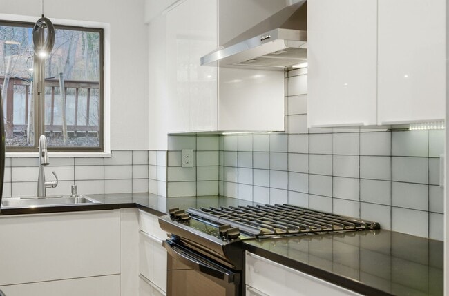 Building Photo - Beautiful 5-bed, 3.5 bath townhome steps from hiking trails and West Pearl St