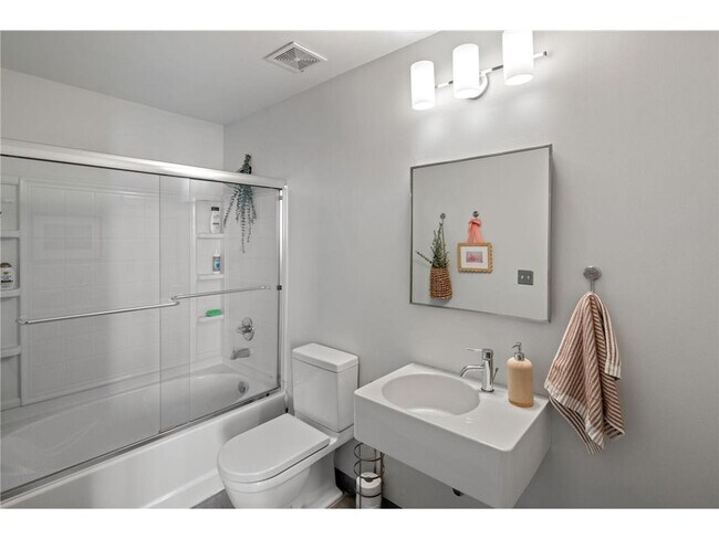 Building Photo - 700 N Washington Ave