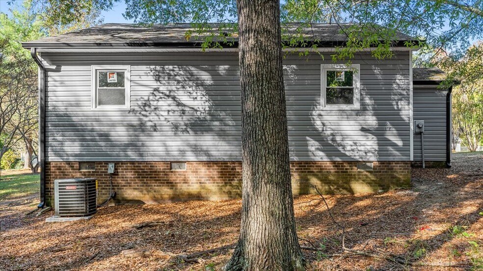 Building Photo - 718 Miles St