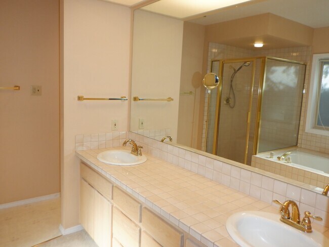 Building Photo - 3 Bed/2 Bath In River's Edge Community - G...