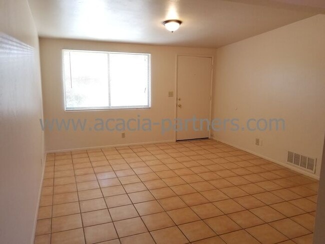 Building Photo - Central Two Bedroom/One Bath
