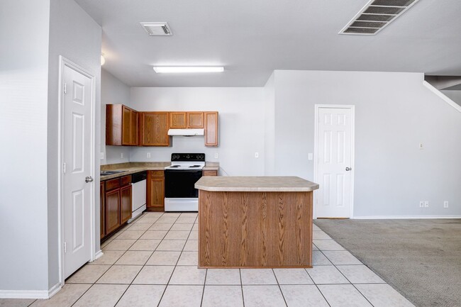 Building Photo - 10302 Lateleaf Oak