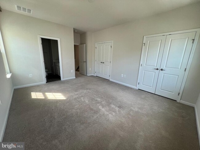 Building Photo - 526 River Crest Way