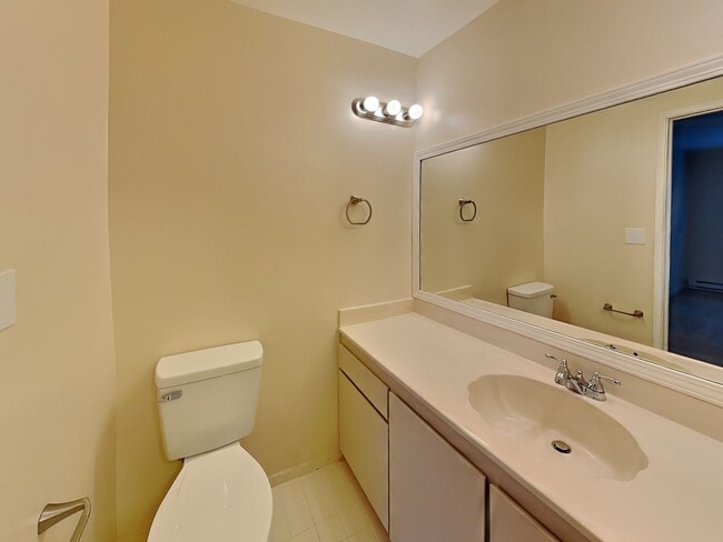 Building Photo - Upstairs Corner Unit 2/1.5 Condo Available Now!