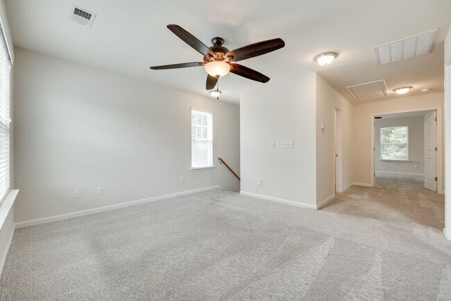 Building Photo - Beautifully maintained 3-bedroom, 3 bath e...