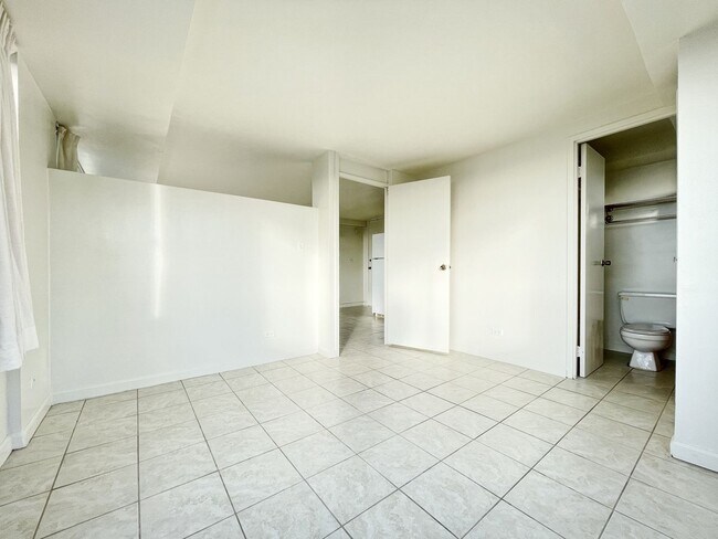 Building Photo - Ocean Views Salt Lake Condo with A/C