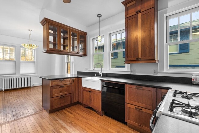 Building Photo - 3 Bed 2.5 Bath - Takoma Park Craftsman - Spacious Rear Deck