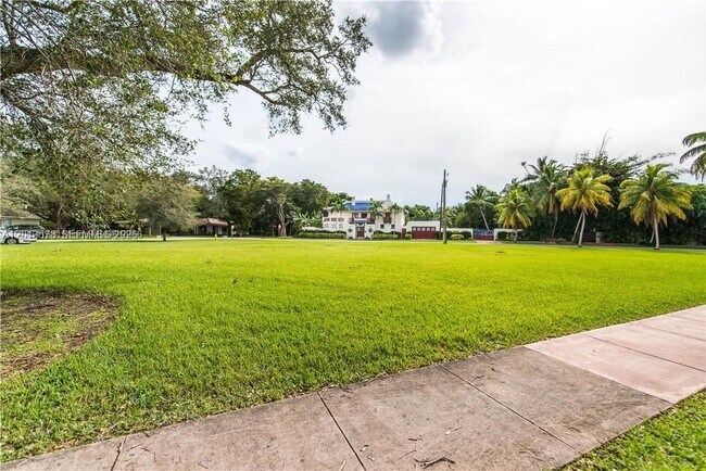 Building Photo - 517 Menendez Ave