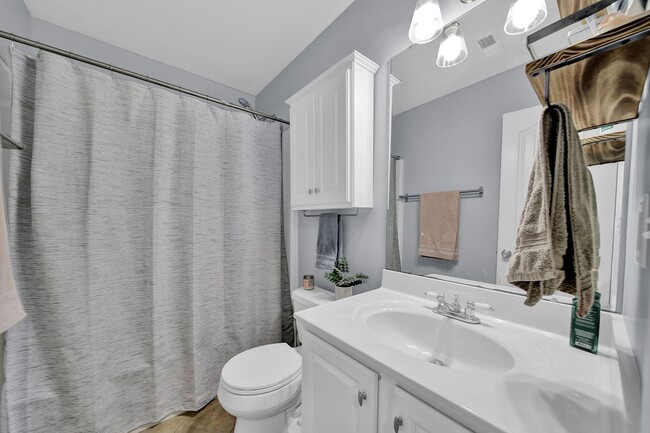 Building Photo - Spacious 4 Bed 2.5 bath Home in Davis Lake...